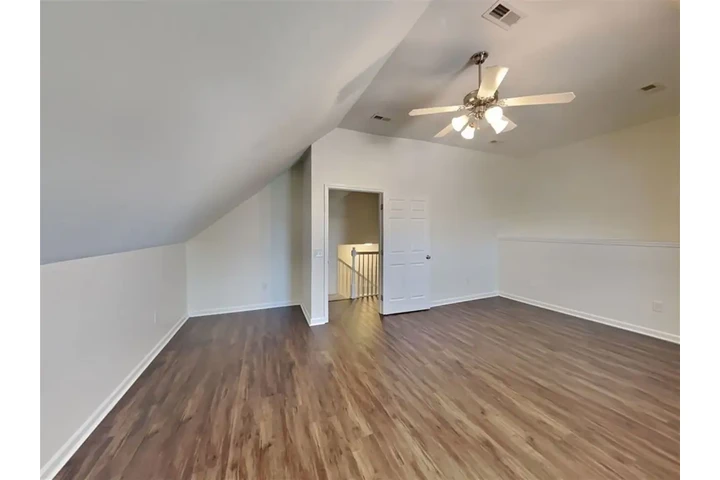 $2501 : Spacious & Modern 3-Bedroom image 4