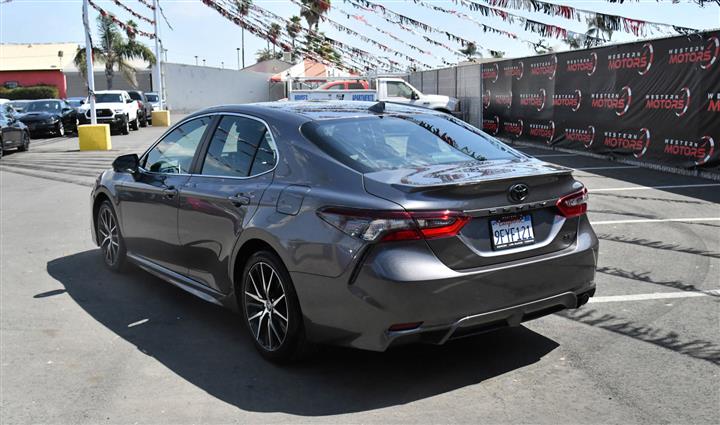 $25895 : Camry SE Sedan 4D image 6