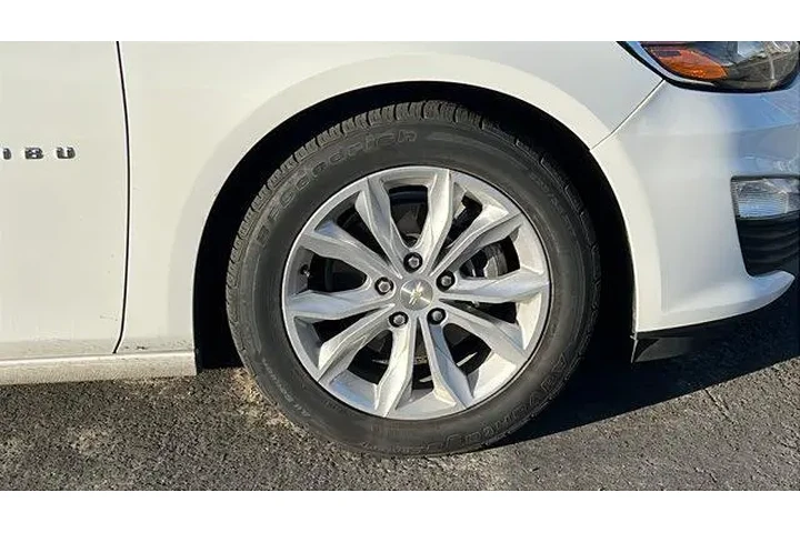 $14984 : Chevrolet Malibu 2020 LT 4dr image 2