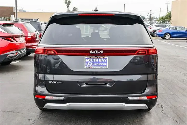 $29998 : Kia Carnival 2024 LX 4dr Min image 5