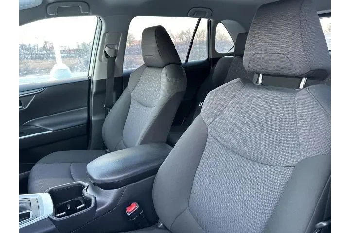 $32509 : Toyota RAV4 2025 AWD XLE 4dr image 2