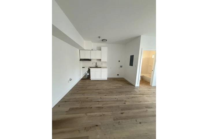 $1750 : ESTUDIO 92 y COMPTON image 1