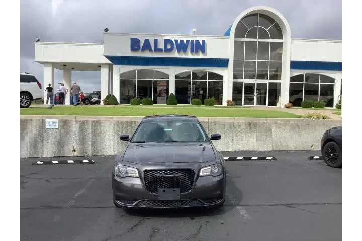 $20900 : Chrysler 300 2021 Touring 4d image 2