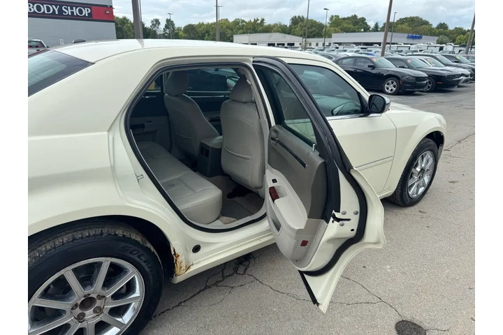$2980 : 2007 300 4dr Sdn 300 Limited image 10