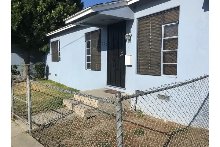 $1400 : HOUSE RENT IN Compton CA image 2