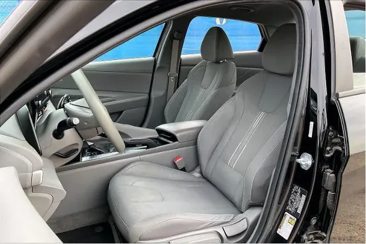 $20138 : Hyundai ELANTRA 2023 SEL 4dr image 7