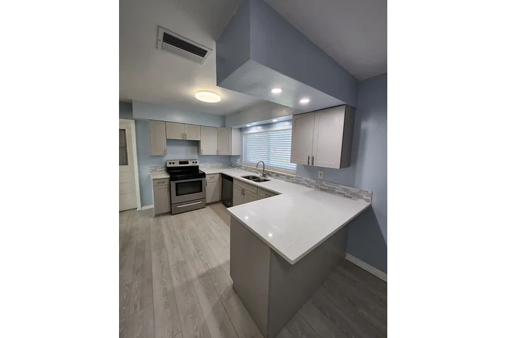 $1000 : Newly renovated Home image 5