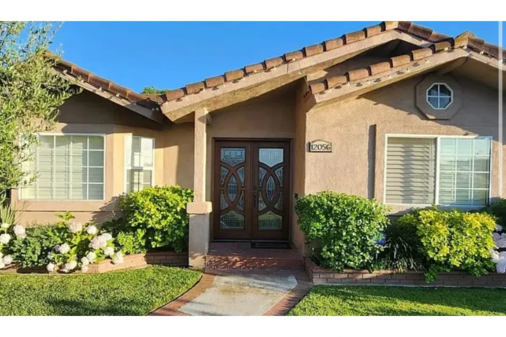 $2099 : 3 BEDROOMS, 3.5 BATH HOUSE image 1