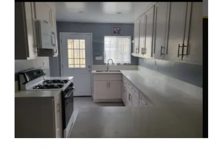 $3380 : RENTO CASA Figueroa/69St image 1