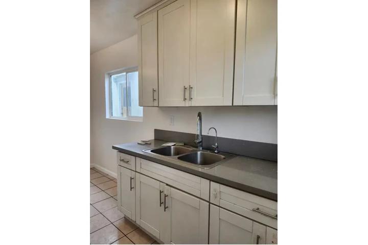 $1150 : Spacious 1BR 1BR $1150 image 6