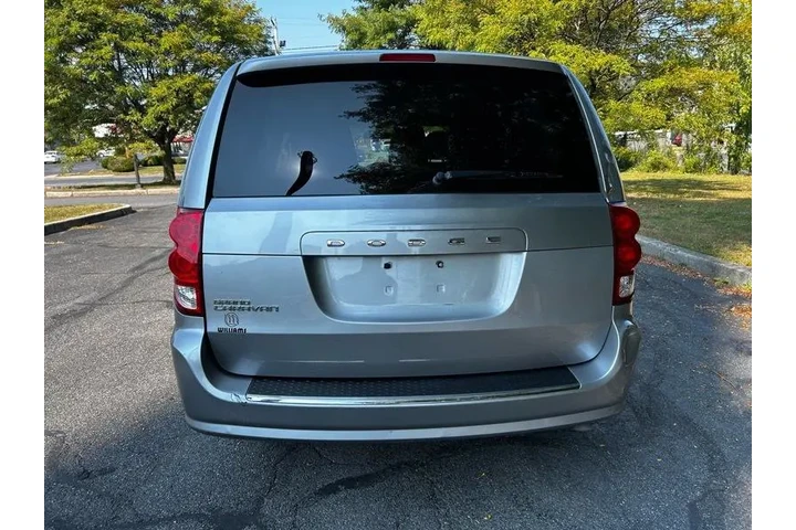2017 Grand Caravan SE image 3