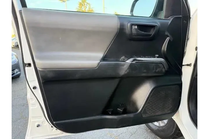 $28890 : Toyota Tacoma 2016 4x4 SR5 V image 8