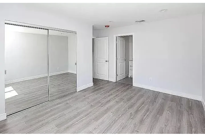 $1800 : Step into comfort and style wi image 3