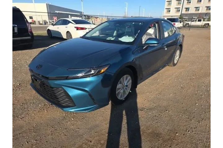 $33900 : Toyota Camry 2026 LE 4dr Sed image 3