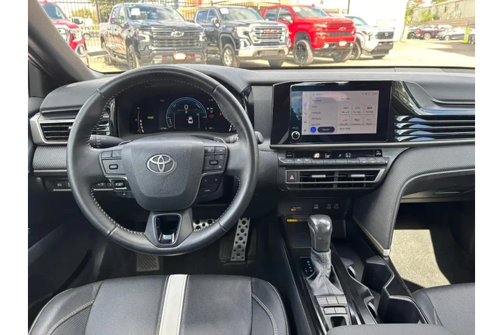 2025 Camry SE | image 8