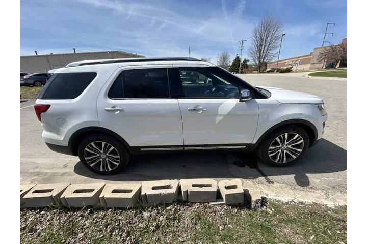 $15990 : 2017 Explorer Platinum image 9