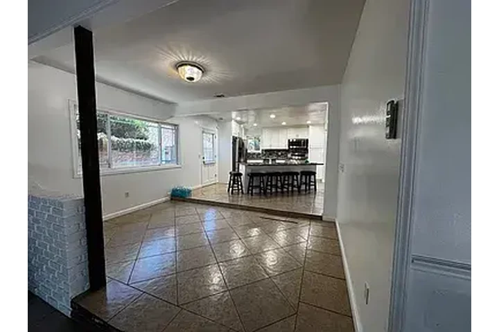 $2500 : Charming HOME IN DOWNEY image 5