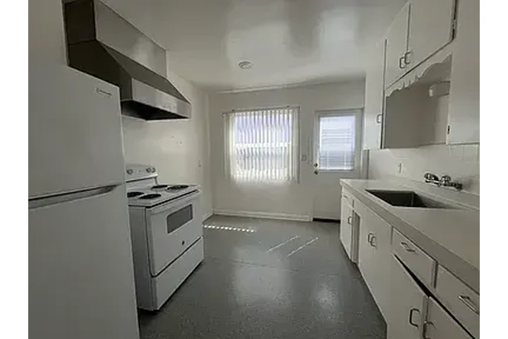 $2400 : San Diego Chic: Stylish Apartm image 7