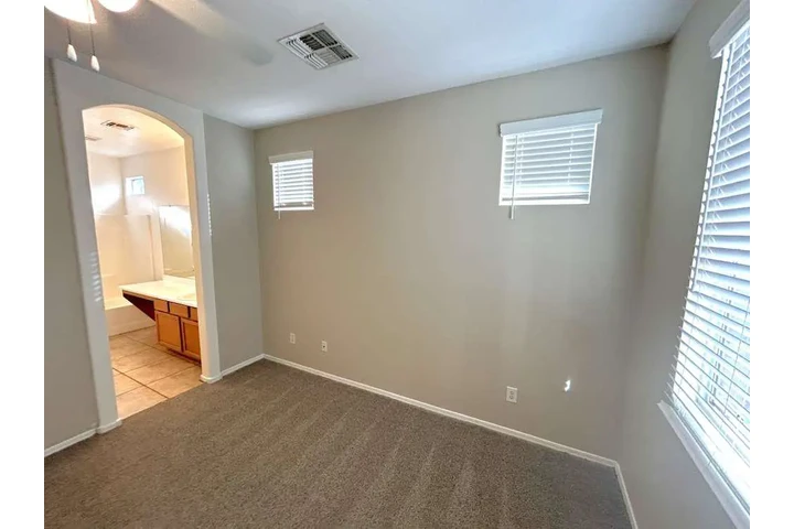 $1050 : Home for rent image 7