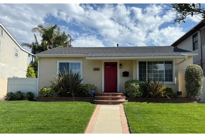 $2000 : Spacious 2 Bed House in LA image 1