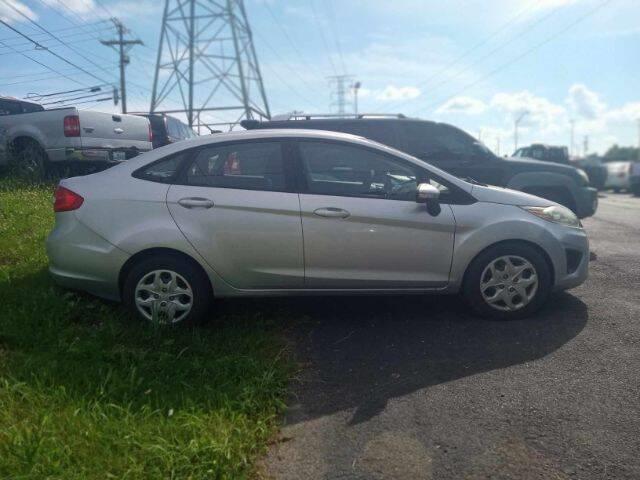 $7800 : 2013 Fiesta SE image 6