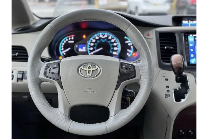 2012 Sienna XLE 7-Passenger A image 9