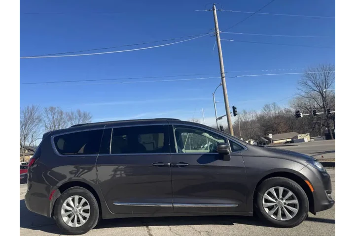 $8999 : 2017 Pacifica Touring-L image 5