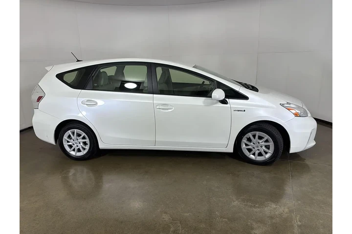 $15299 : 2014 Prius v Three image 9