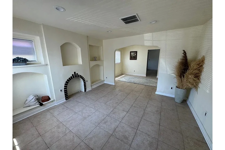 $800 : charming HOME ..San Bernardino image 2