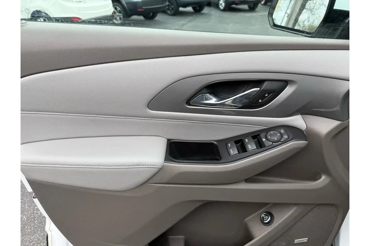 $14999 : 2018 Traverse LT image 10