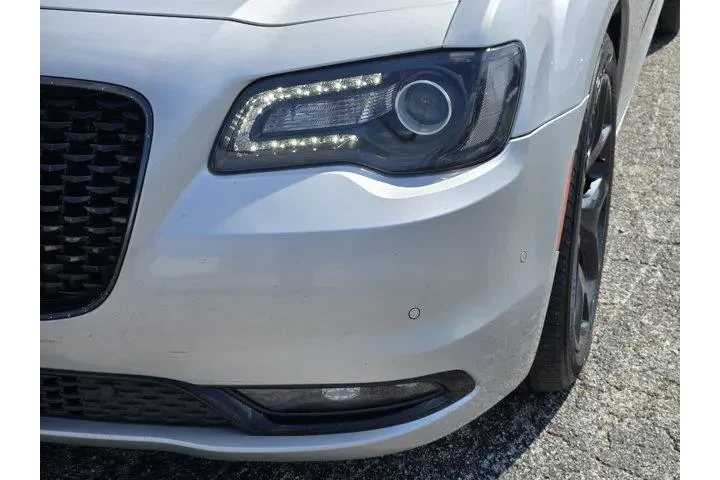$21991 : Chrysler 300 2021 S V6 4dr S image 6