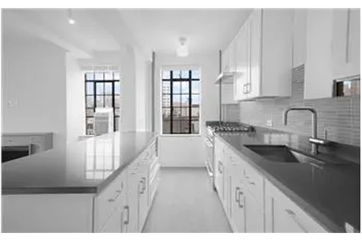 $8695 : Rental property with 3 bedro image 3