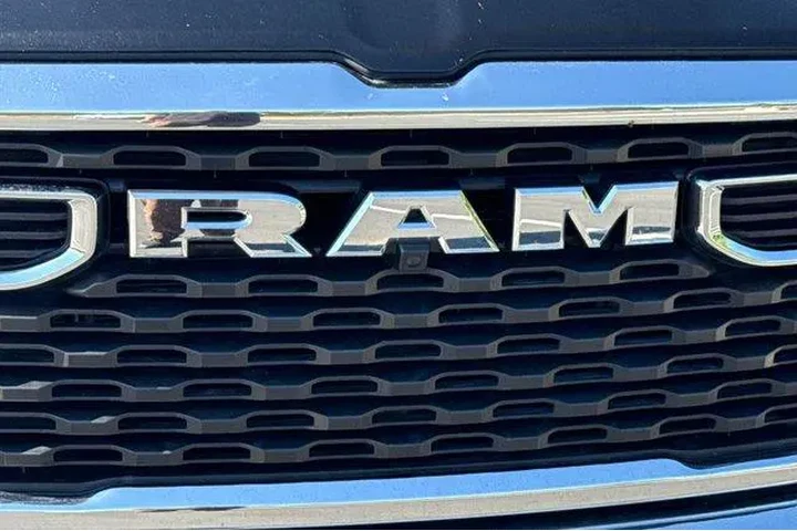 $33725 : Ram 1500 2025 4x4 Big Horn 4 image 8