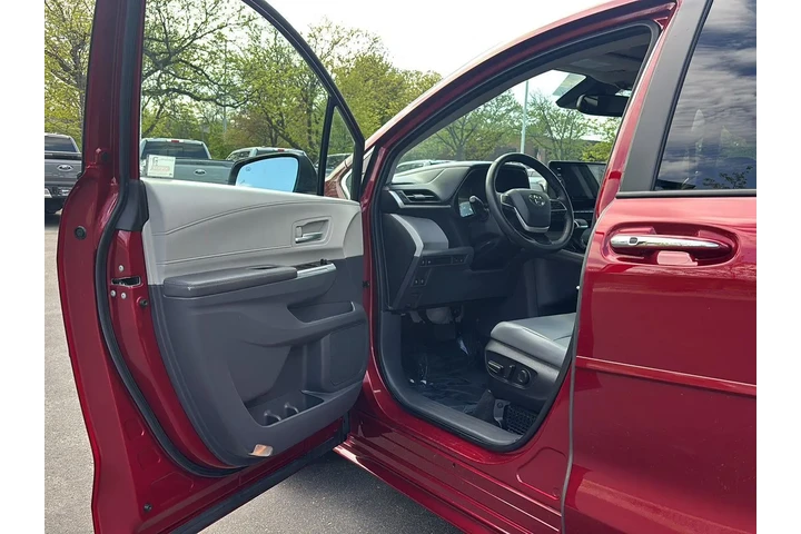 $43299 : Gold Certified 2023 Sienna XLE image 2