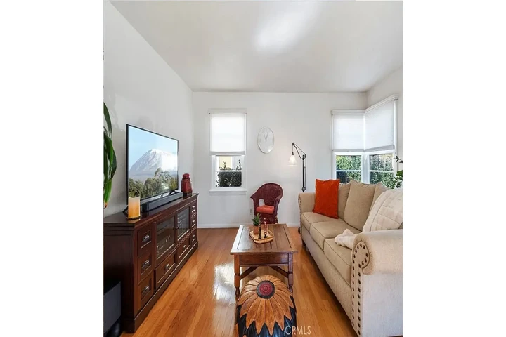$1000 : freshly painted Newly home image 4
