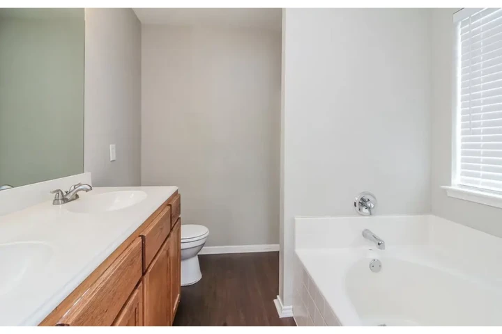 $1450 : 3 Bedroom Home in Dallas TX image 8