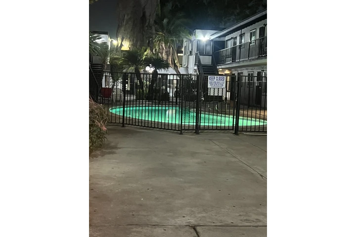 $2050 : Apartamento planta alta image 1