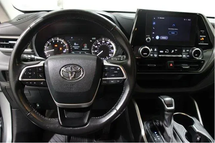 $35896 : Toyota Highlander 2023 LE 4d image 8