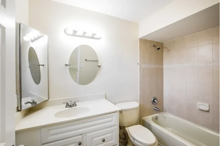 $2500 : 3 Bedroom house in Miami FL image 9