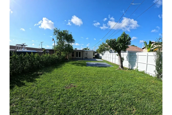 $800 : charming HOME ..Hialeah, FL image 8