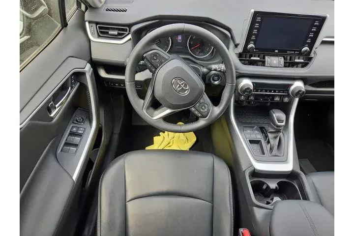 $25991 : Toyota RAV4 2021 XLE Premium image 10