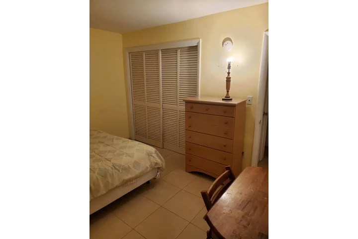 $750 : Alquilo cuarto en N. Miami Bch image 3