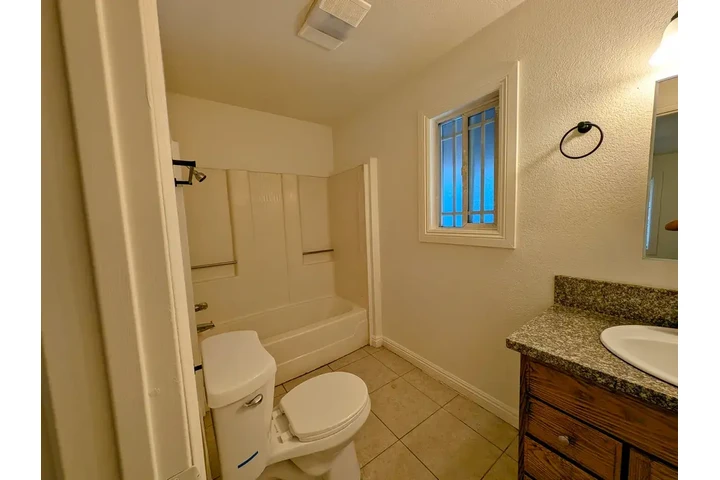 $1400 : Norwalk - Single Family Home image 4