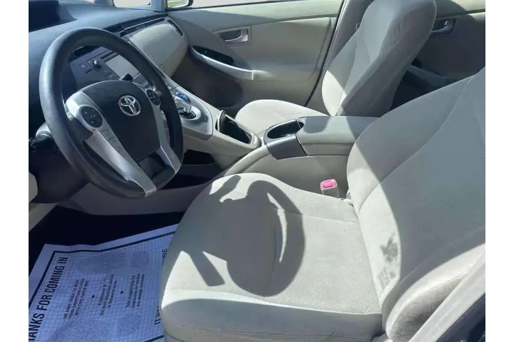 $7900 : 2012 Prius Four image 10