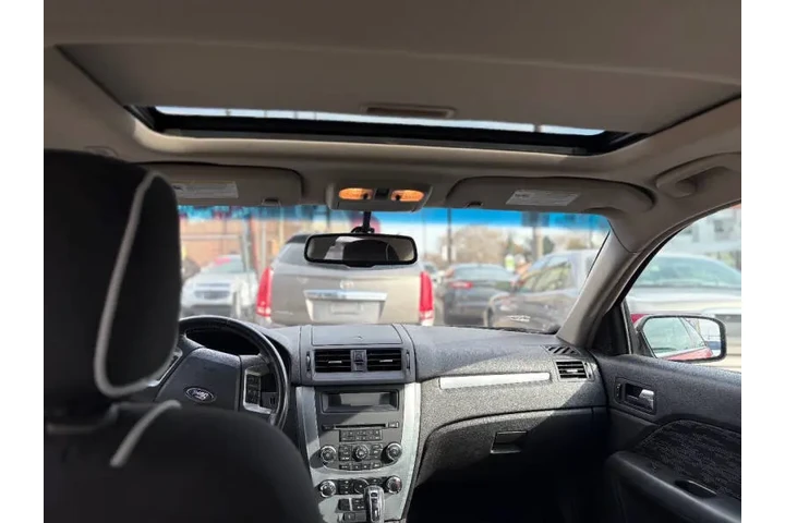 2010 Fusion SE image 8