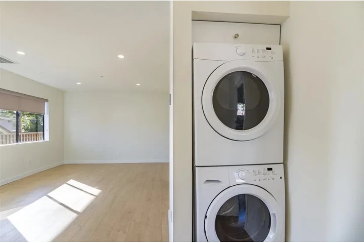 $1550 : 1 Bedroom Apt in Koreatown, LA image 5