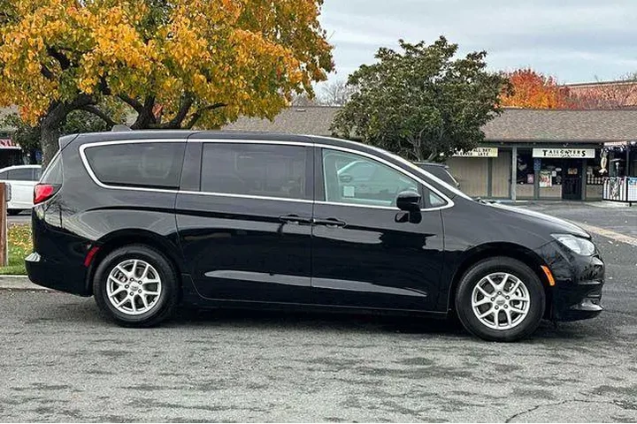 $24954 : Chrysler Voyager 2024 LX 4dr image 7