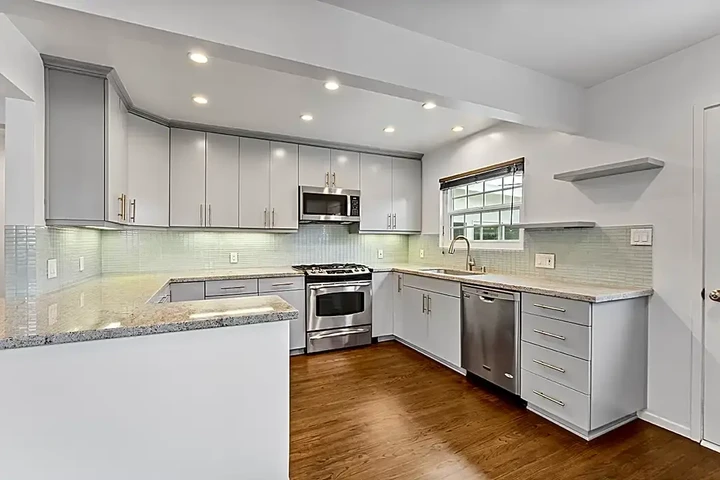 $2500 : 3bed available now image 3