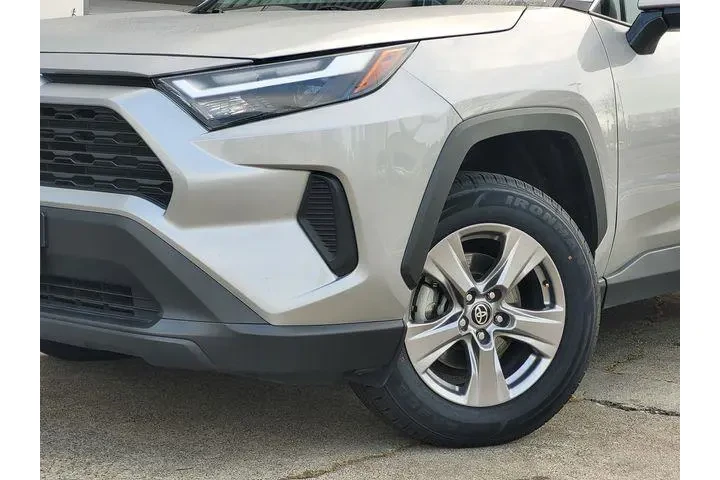 $29850 : Toyota RAV4 2024 AWD XLE 4dr image 3