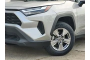 $29850 : Toyota RAV4 2024 AWD XLE 4dr thumbnail